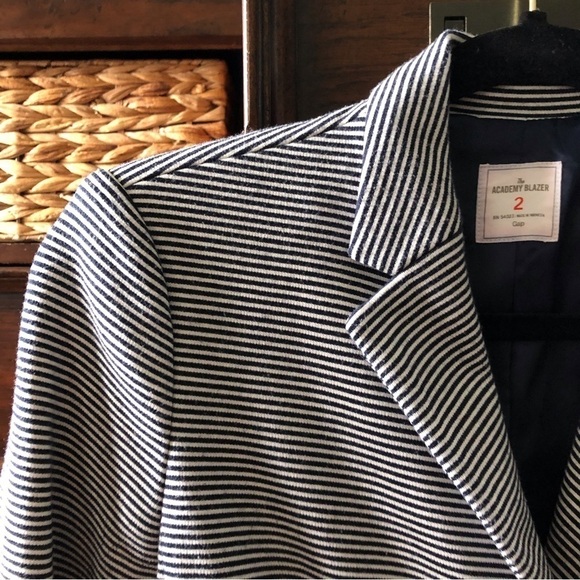 Gap blue and white striped "The Academy Blazer" in size 2 - Picture 3 of 7